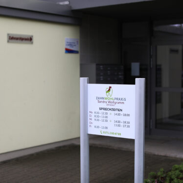 Eingangsschild Außenansicht Zahnwohlpraxis Wollgramm